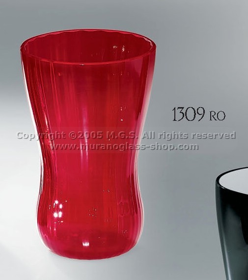 Glasses 1309, Bicchiere di colore rosso.