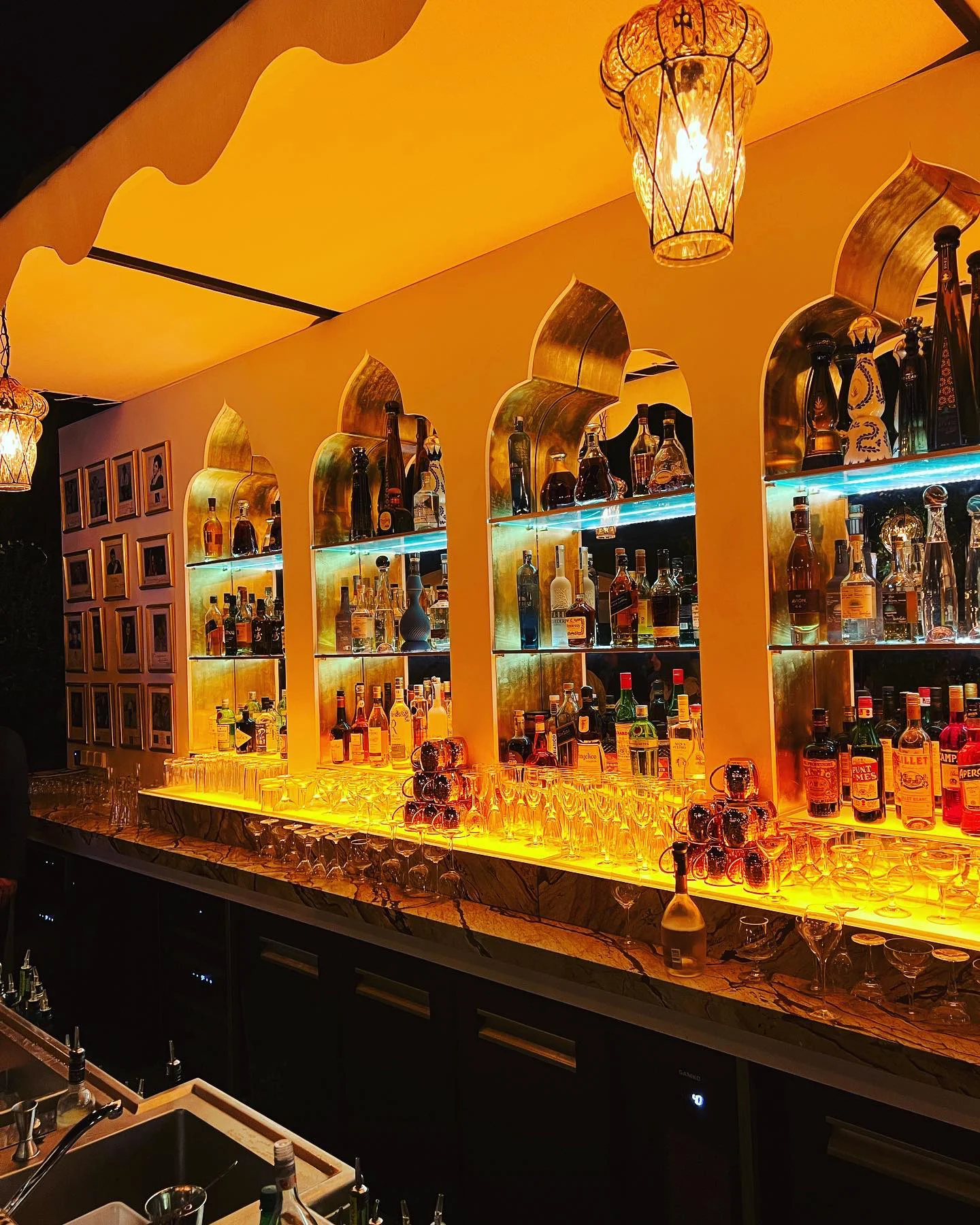 Outdoor restaurant lighting with Venetian lanterns Saint Tropez