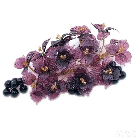 Flower centerpieces and grapes, Centerpiece in amethyst color