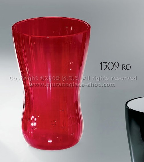 Glasses 1309, Bicchiere di colore rosso.