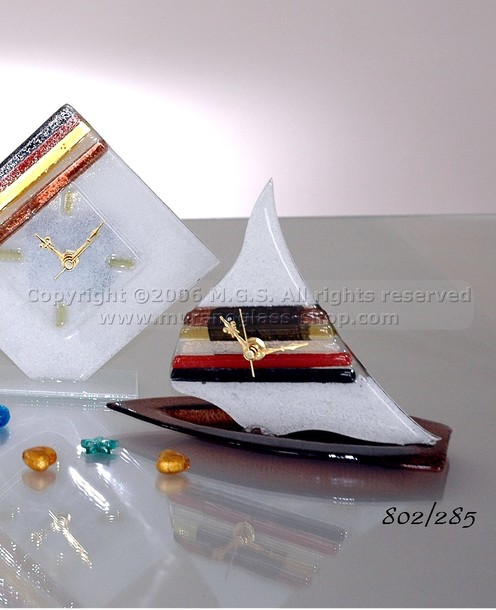 Boat watch with rows, Small watch boat in white crystal with decorative rows.