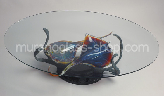 Table with sculptures, Table with mantas fish in chalcedony glass